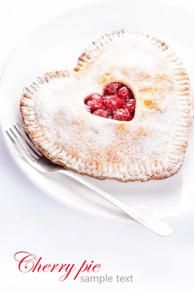 Torta de cereja em forma de coração com texto de amostra no fundo branco — Fotografia de Stock