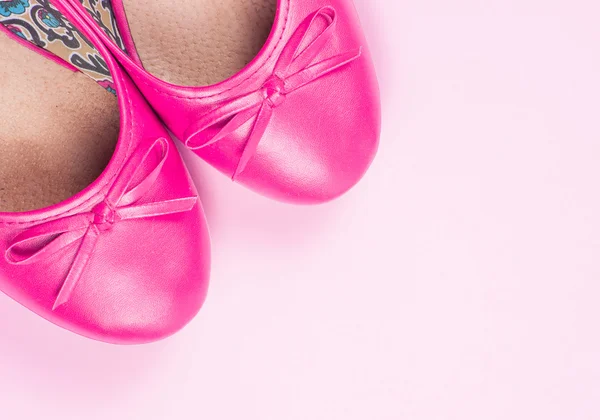 Onderdeel van roze schoenen en uit focus lichten — Stockfoto