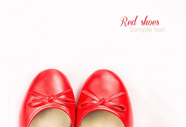 Rode schoenen op witte achtergrond met voorbeeldtekst — Stockfoto