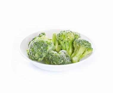 Beyaz arkaplanda donmuş brokoli