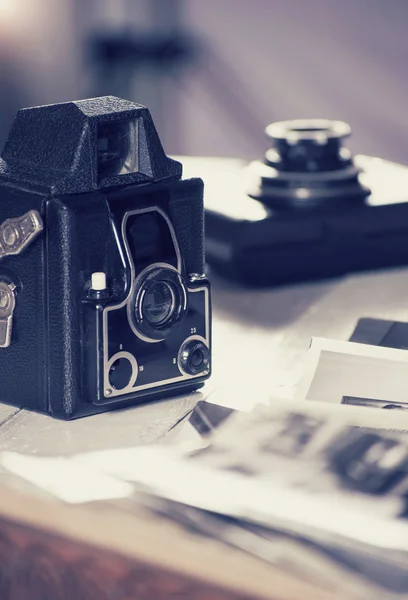 Alte Kameras und Fotos, gefiltertes Stillleben — Stockfoto