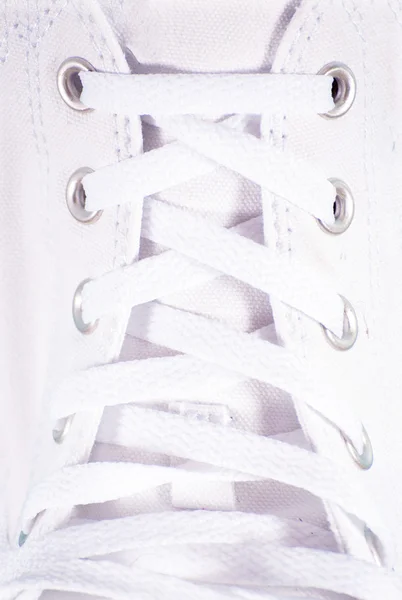 Witte kant op witte sneakers close-up — Stockfoto