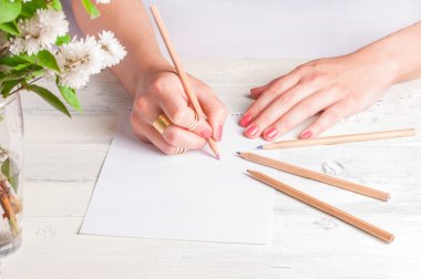 Beyaz ahşap arka plan üzerinde çizim eller