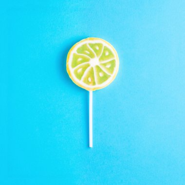 mavi zemin üzerine limon lolipop