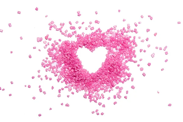Форма сердца из розовых конфет на белом фоне — стоковое фото