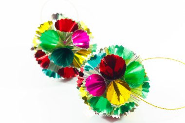 Beyaz arka plan üzerinde renkli dekorasyon topu