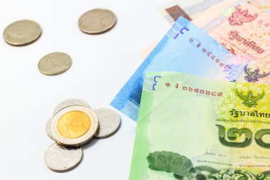 Tayland baht faturaları ve sikke yığını