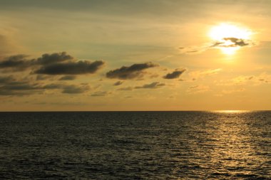 Bir toz bulutu ve kırmızı Günbatımı ile arka plan koyu renk tonu g