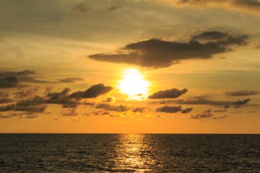 Bir toz bulutu ve kırmızı Günbatımı ile arka plan koyu renk tonu g