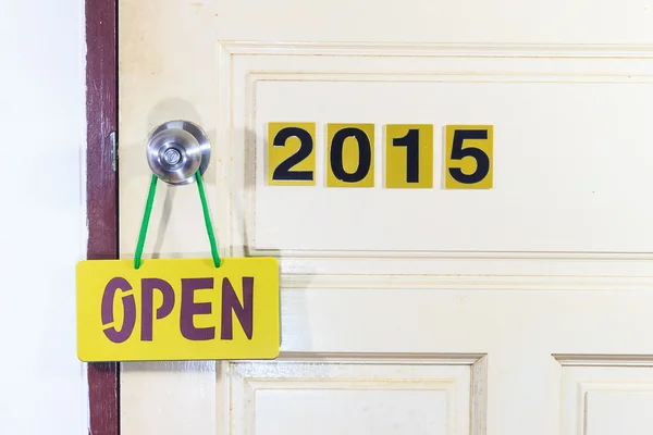 2015 年に新しい生活の古い 2014年扉を開けてください。 — ストック写真
