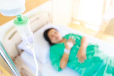Bir kadın hastanın serum fizyolojik Intravenous ile hastaneye yakın çekim 