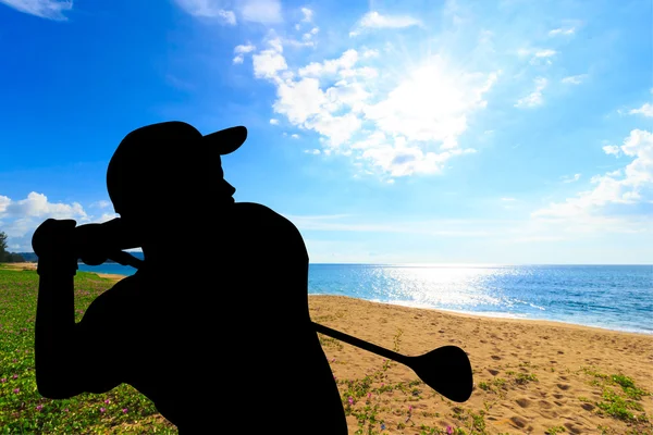 Silhouet golfspeler mooie hemel verlicht zonsondergang achtergrond — Stockfoto