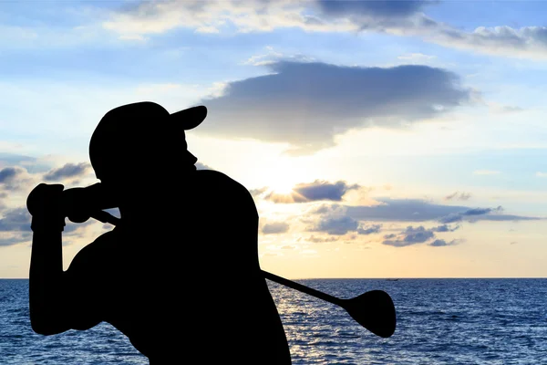 Silhouet golfspeler mooie hemel verlicht zonsondergang achtergrond — Stockfoto