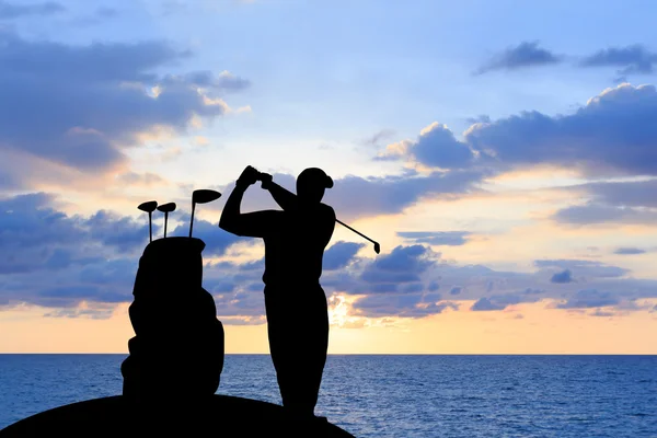 Silhouet golfspeler mooie hemel verlicht zonsondergang achtergrond. — Stockfoto