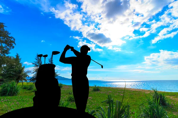 Silhouette golfeur beau ciel rétroéclairé coucher de soleil fond . — Photo