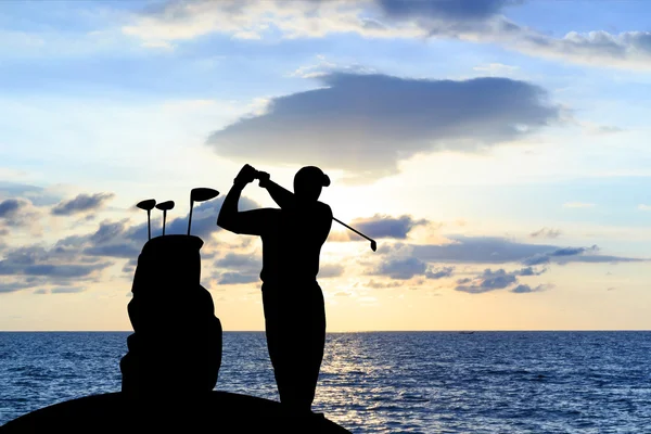 Silhouet golfspeler mooie hemel verlicht zonsondergang achtergrond. — Stockfoto