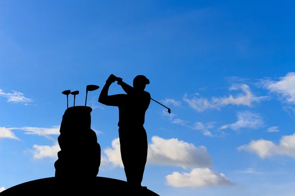 Silhouet golfspeler mooie hemel verlicht zonsondergang achtergrond — Stockfoto