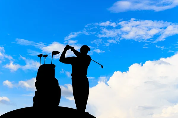 Silhouet golfspeler mooie hemel verlicht zonsondergang achtergrond — Stockfoto