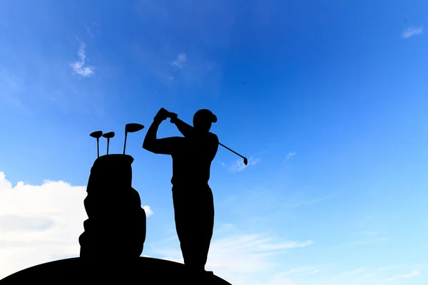 Silhouet golfspeler mooie hemel verlicht zonsondergang achtergrond — Stockfoto