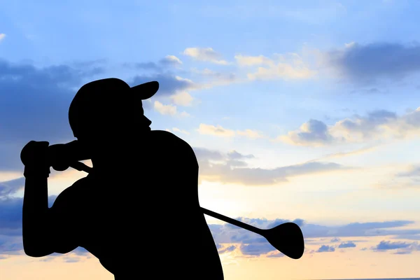 Silhouet golfspeler mooie hemel verlicht zonsondergang achtergrond — Stockfoto