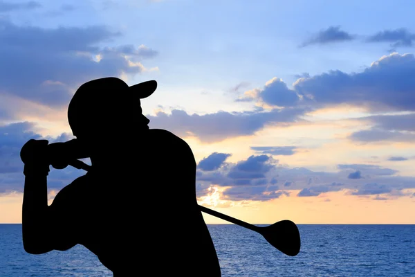 Silhouet golfspeler mooie hemel verlicht zonsondergang achtergrond — Stockfoto