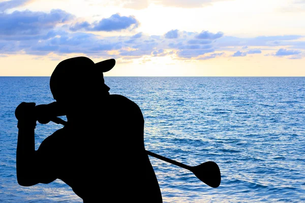 Silhouet golfspeler mooie hemel verlicht zonsondergang achtergrond — Stockfoto