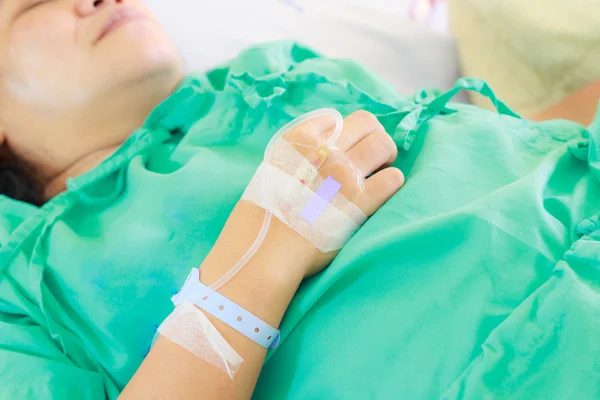 Bir kadın hastanın serum fizyolojik Intravenous ile hastaneye yakın çekim Telifsiz Stok Imajlar