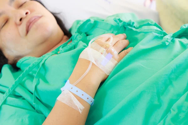 Bir kadın hastanın serum fizyolojik Intravenous ile hastaneye yakın çekim Stok Resim