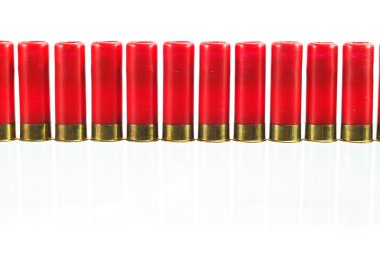 Beyaz zemin üzerine kırmızı shotgun kabuk kurşunu.