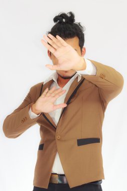 Kahverengi elbiseli önünde h, elini tutan işadamı vurguladı