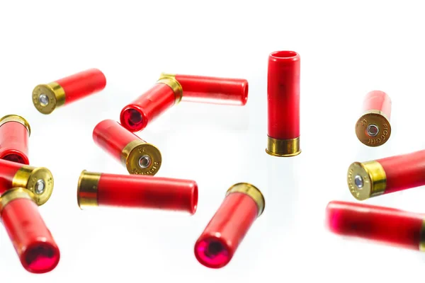 Een rode shotgun shell kogel op een witte achtergrond. — Stockfoto