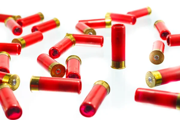 Een rode shotgun shell kogel op een witte achtergrond. — Stockfoto