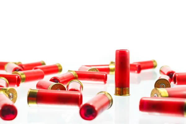 Ένα κόκκινο κυνηγετικό όπλο κέλυφος σφαίρα σε λευκό φόντο. — Φωτογραφία Αρχείου