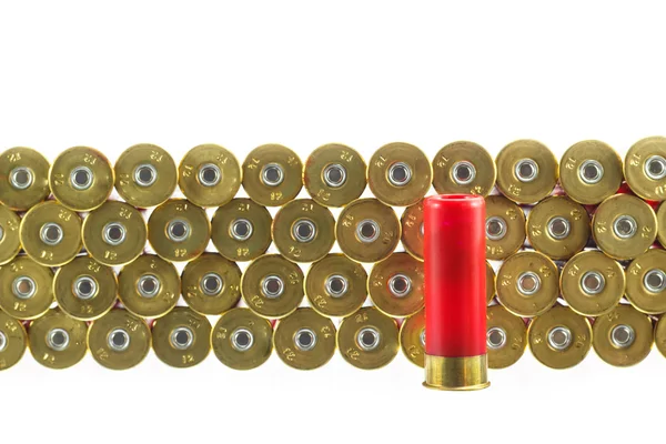 Un proiettile rosso fucile da caccia su uno sfondo bianco . — Foto Stock
