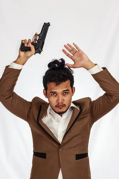 Jeune homme d'affaires tenant un pistolet, reddition . — Photo