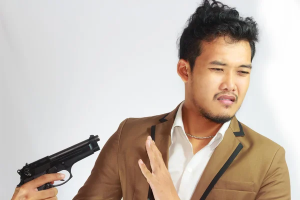 Jeune homme d'affaires pointant une arme sur sa tête — Photo