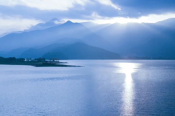 Lago azul y montaña — Foto de Stock