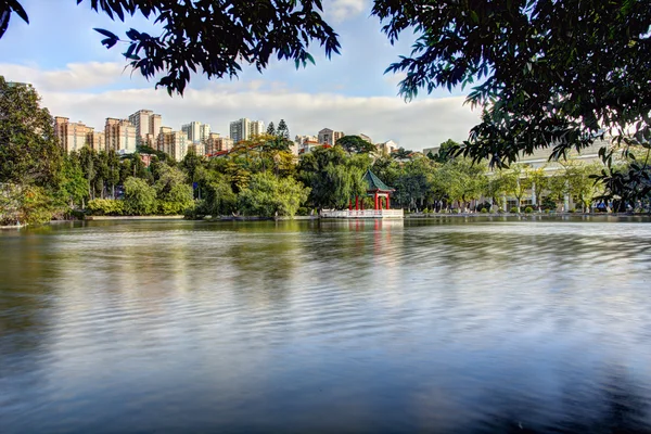 Pabellón chino junto al lago —  Fotos de Stock