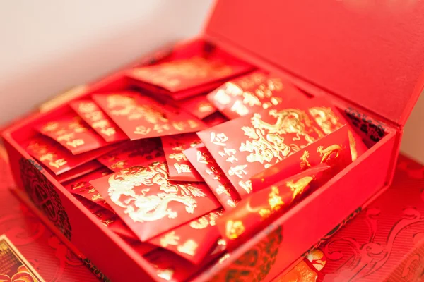 Kırmızı zarf içinde hediye para