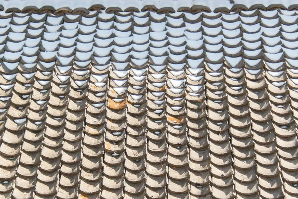 Melting snow accumulates on roof tiles — Stock Photo, Image
