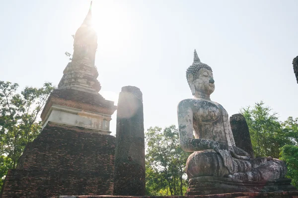 Buddha-Skulptur und Tempelruinen im historischen Park von Sukhothai, — Stockfoto