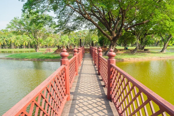 Bridge to the temple ruins and island — Stock Photo, Image