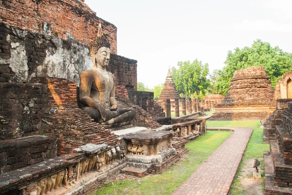 Istuu Buddha veistos joukossa rauniot Sukhothai historiallinen — kuvapankkivalokuva