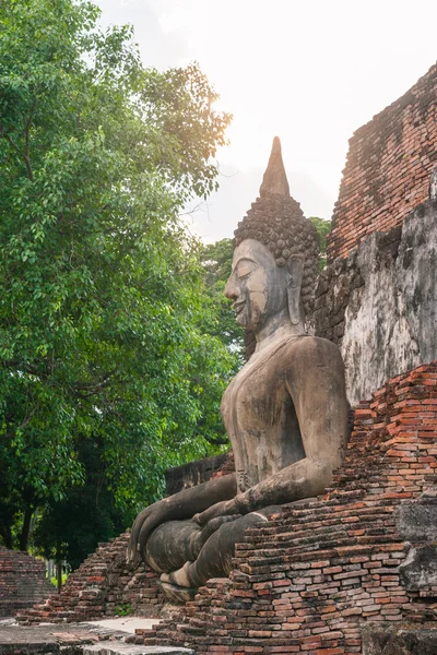 Istuu Buddha veistos Sukhothai historiallinen puisto, Thaimaa — kuvapankkivalokuva