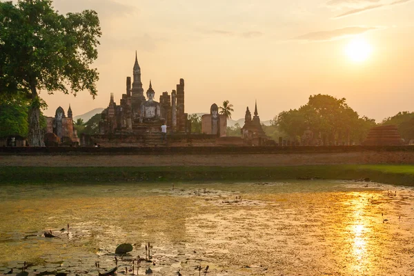 Buddha-Skulptur und Tempelruinen im historischen Park von Sukhothai, — Stockfoto