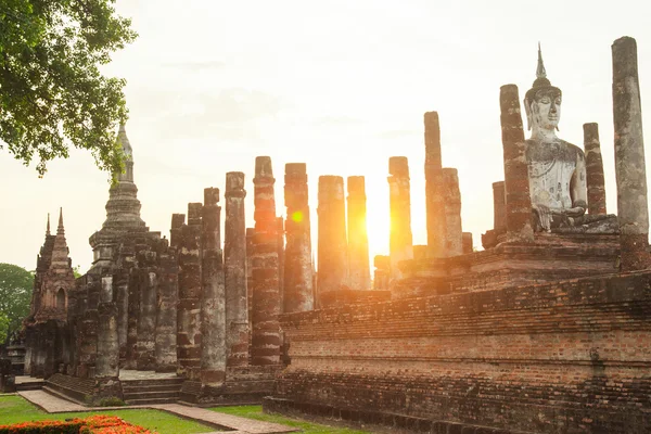 Buddha-Skulptur und Tempelruinen im historischen Park von Sukhothai, — Stockfoto