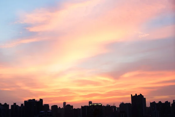 夜、広州市のスカイラインで燃えるような雲 — ストック写真