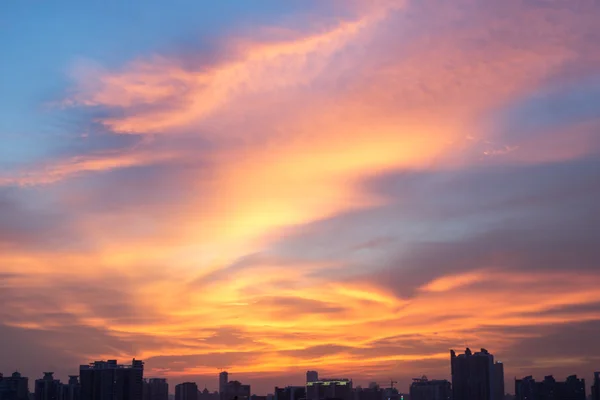 夜、広州市のスカイラインで燃えるような雲 — ストック写真