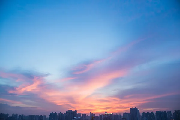Nuvem flamejante à noite e horizonte da cidade de Guangzhou — Fotografia de Stock