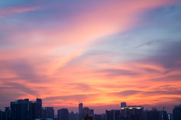 Flammende Wolke in der Nacht und Skyline der Stadt Guangzhou — Stockfoto